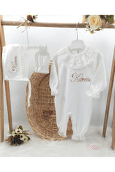 Yeni Doğan Danteli 3'lü Hastane Çıkış Tulum Seti - Mevlüt Seti (KİŞİYE ÖZGÜ İSİMLİ NAKIŞ DESENLİ)
