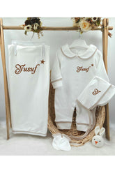 Biyeli 4'lü %100 Pamuklu Beyaz Hastane Çıkış Seti ve Battaniyesi (KİŞİYE ÖZGÜ İSİMLİ NAKIŞ DESENLİ)