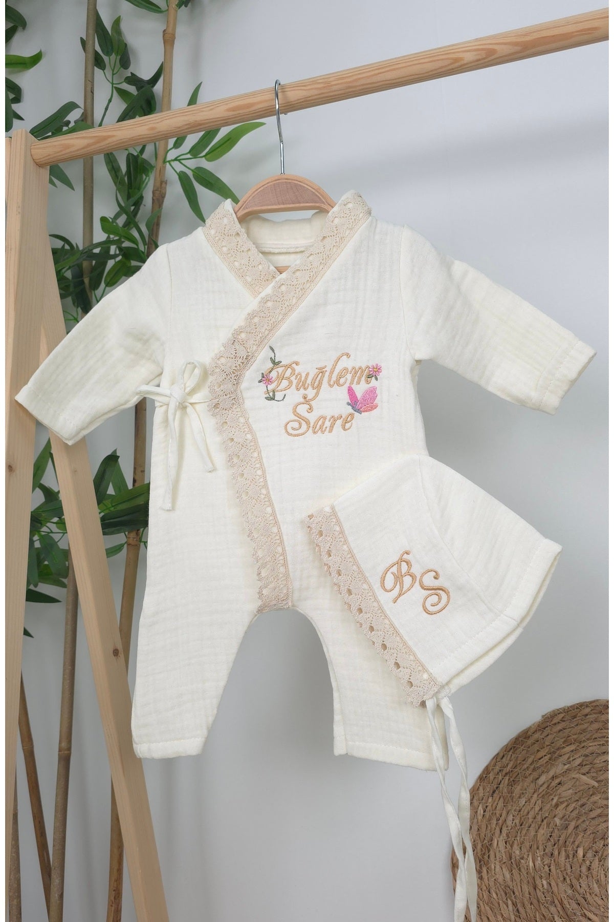 Müslin Yeni Doğan 4Katlı Organik %100Pamuk Kişiye Özgü Nakışlı Hastane Çıkış Seti(Kelebekli Papatya)