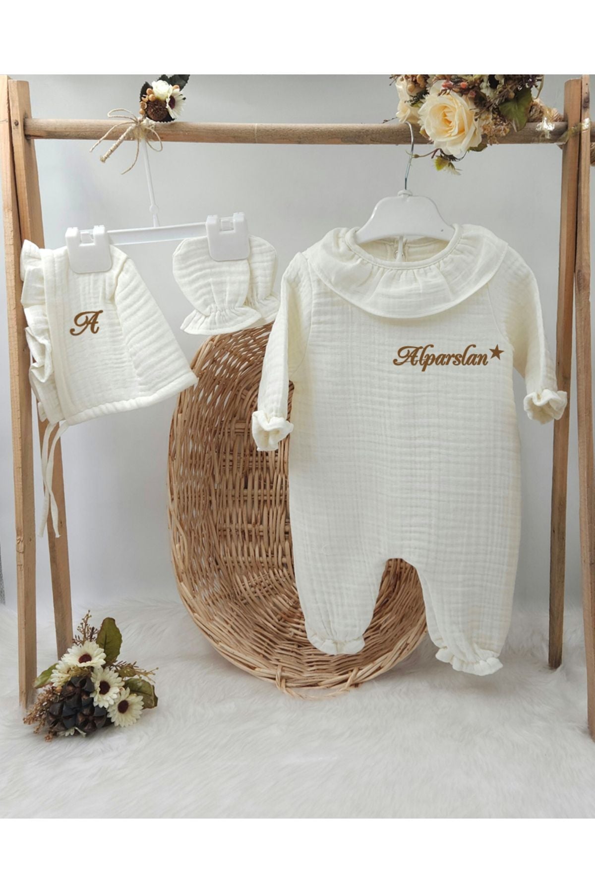 Fırfır Yakalı Müslin 4'lü Hastane Çıkış Mevlüt Seti %100 Pamuk (KİŞİYE ÖZGÜ ISİMLİ NAKIŞ DESENLİ)