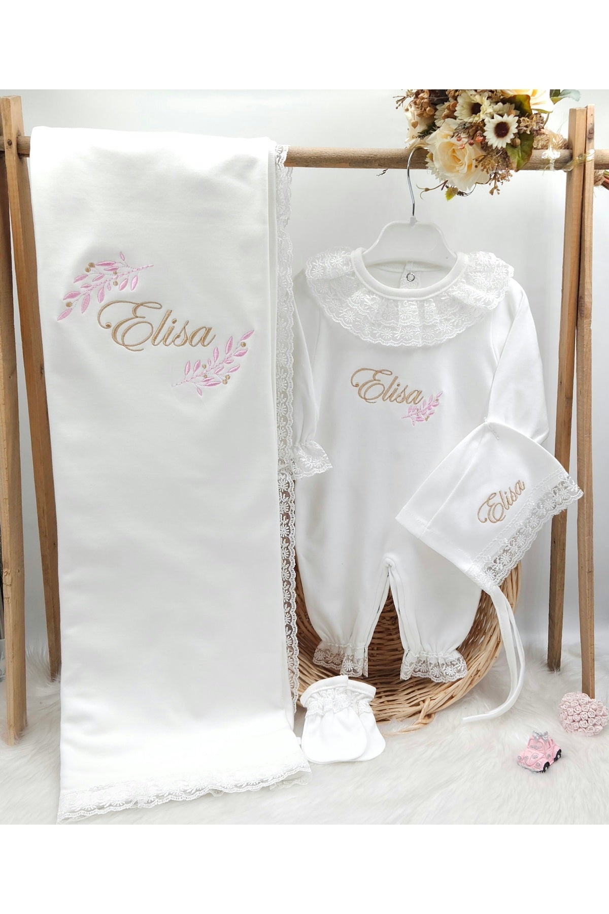 Yeni Doğan Dantelli 4'lü Hastane Çıkış Tulum Seti Ve Battaniyesi (KİŞİYE ÖZGÜ İSİMLİ NAKIŞ DESENLİ)
