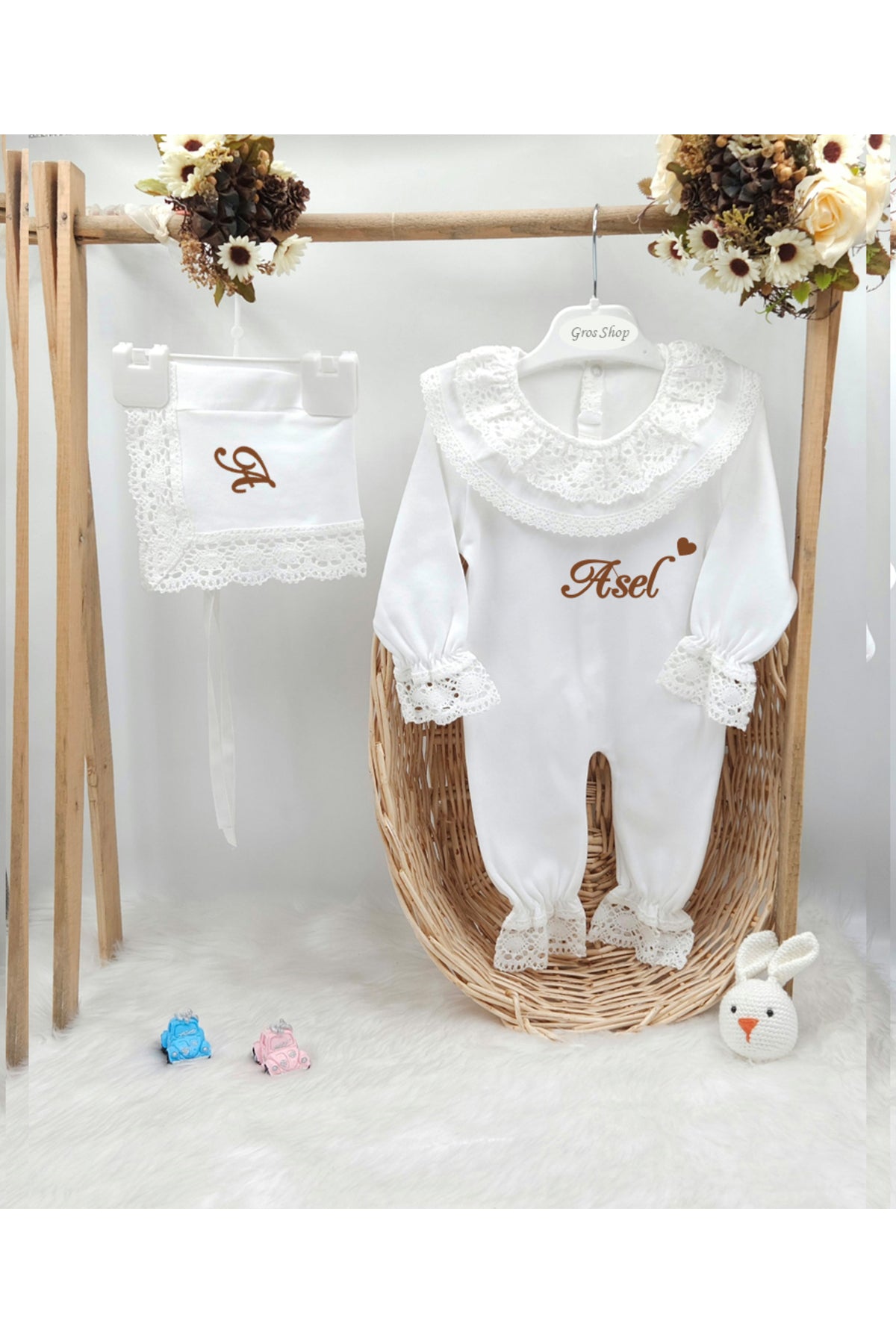 Yeni Doğan %100 Pamuk Dantelli Hastene Çıkış Tulum Seti (KİŞİYE ÖZGÜ İSİMLİ NAKIŞ DESENLİ)