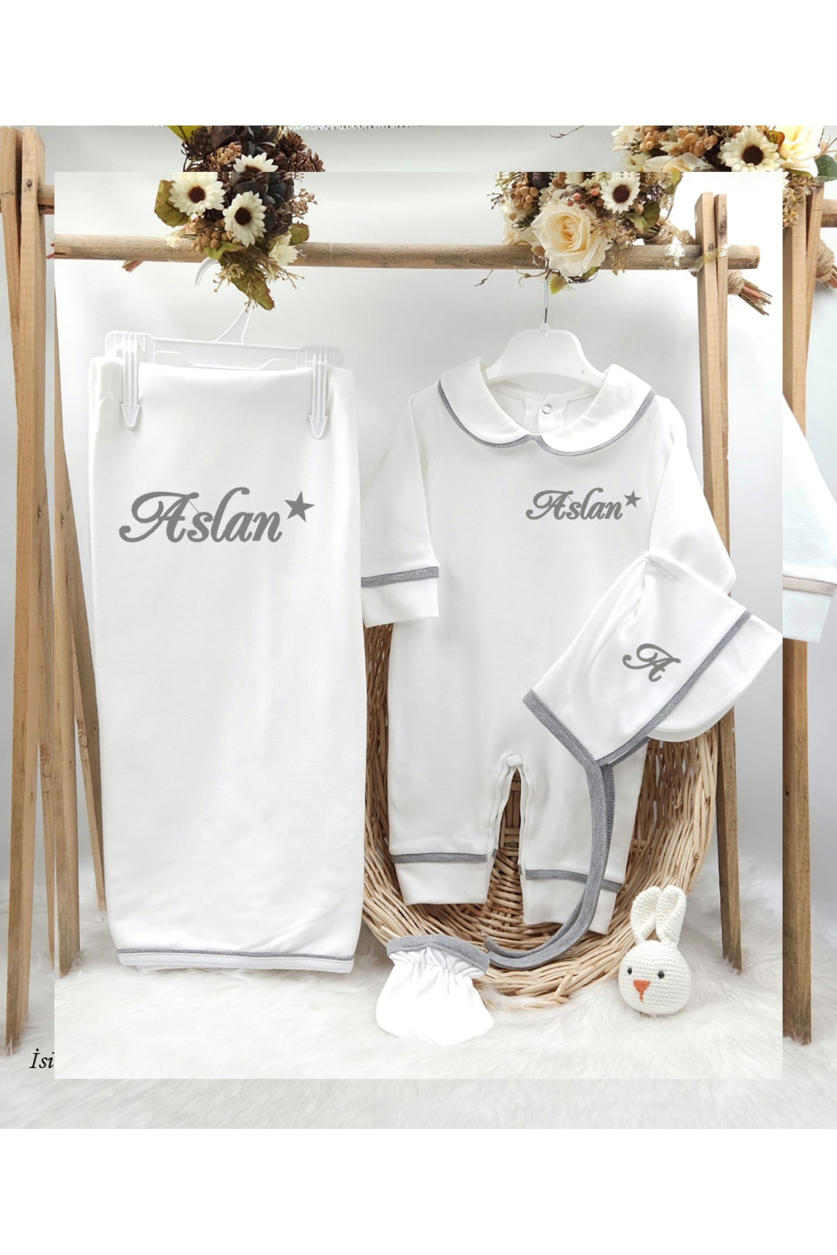 Biyeli 4'lü %100 Pamuklu Hastane Çıkış Tulum Seti ve Battaniyesi (KİŞİYE ÖZGÜ İSİMLİ NAKIŞ DESENLİ)